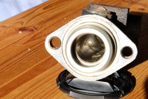La petite tâche de corrosion indique qu'il faut changer le maitre cylindre. Procédez à un examen attentif